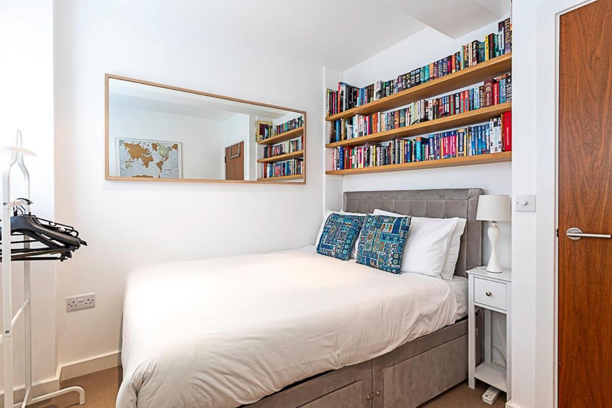 3 Bed Luxury Penthouse In Shoreditch *