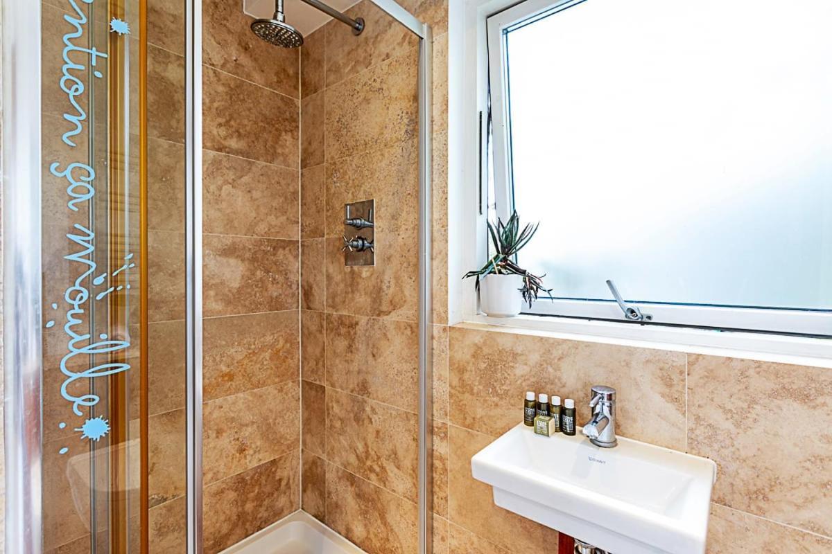 3 Bed Luxury Penthouse In Shoreditch *